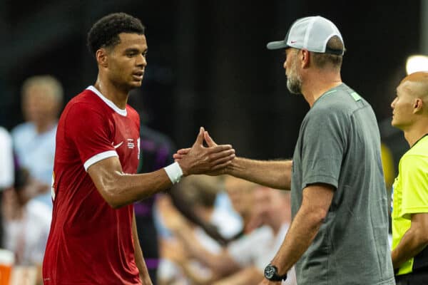 SINGAPUR – Mittwoch, 2. August 2023: Liverpools Cody Gakpo schüttelt Trainer Jürgen Klopp die Hand, nachdem er während eines Freundschaftsspiels zwischen dem FC Liverpool und dem FC Bayern München im Singapore National Stadium ausgewechselt wurde. Bayern gewann 4:3. (Bild von David Rawcliffe/Propaganda)