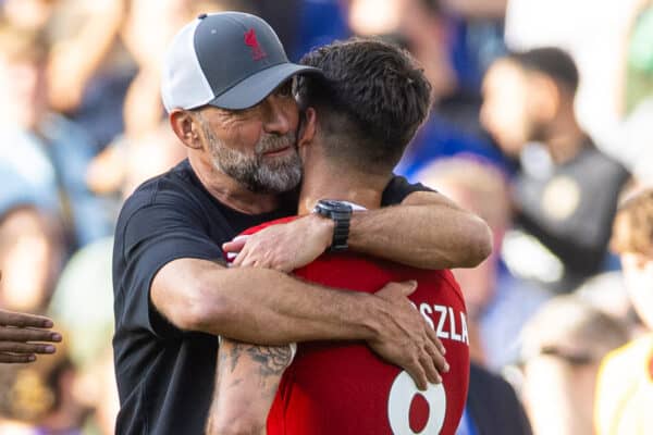 LONDON, ENGLAND - Sunday, August 13, 2023: Liverpool's manager Jürgen Klopp speaks with Dominik Szoboszlai after the FA Premier League match between Chelsea FC and Liverpool FC at Stamford Bridge. The game ended in a 1-1 draw. (Pic by David Rawcliffe/Propaganda)