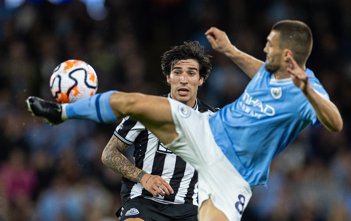 MANCHESTER, ENGLAND - Saturday, August 19, 2023: Newcastle United's Sandro Tonali looks on as Manchester City's Mateo Kova?i? controls the ball during the FA Premier League match between Manchester City FC and Newcastle United FC at the City of Manchester Stadium. Man City won 1-0. (Pic by David Rawcliffe/Propaganda)
