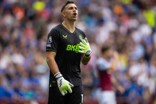 BIRMINGHAM, ENGLAND - Sonntag, 20. August 2023: Aston Villas Torwart Emiliano Martínez während des FA Premier League-Spiels zwischen Aston Villa FC und Everton FC im Villa Park.  (Bild von David Rawcliffe/Propaganda)