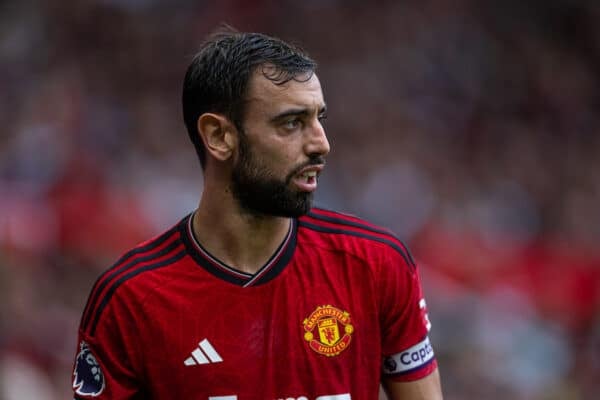 Manchester, England – Samstag, 26. August 2023: Manchester United-Kapitän Bruno Fernandes während des Premier-League-Spiels zwischen Manchester United FC und Nottingham Forest FC im Old Trafford.  Manchester United gewann 3:2.  (Foto von David Rawcliffe/Werbung)