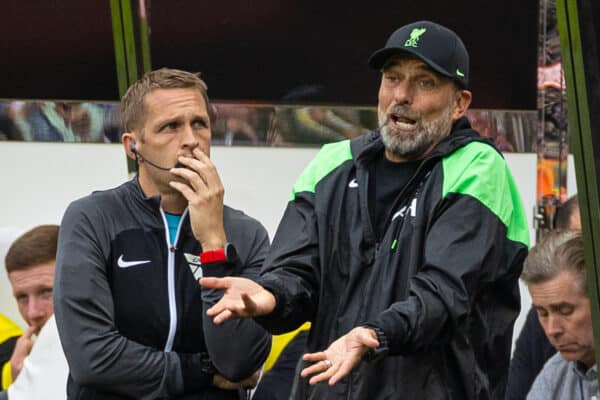 NEWCASTLE-UPON-TYNE, ENGLAND - Sunday, August 27, 2023: Liverpool's manager Jürgen Klopp speaks with fourth official Craig Pawson during the FA Premier League match between Newcastle United FC and Liverpool FC at St James' Park. Liverpool won 2-1. (Pic by David Rawcliffe/Propaganda)