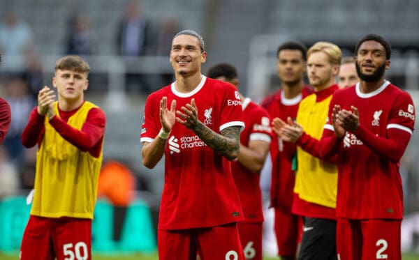 Newcastle upon Tyne, England – Sonntag, 27. August 2023: Liverpools Spieler und Doppeltorheld Darwin Núñez feiert nach dem Premier-League-Spiel zwischen Newcastle United und Liverpool im St. James’ Park.  Liverpool gewann 2:1.  (Foto von David Rawcliffe/Werbung)