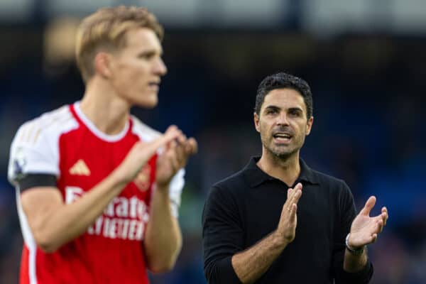 LIVERPOOL, ANGLETERRE - dimanche 17 septembre 2023 : Mikel Arteta (R), le manager d'Arsenal, célèbre avec le capitaine Martin Ødegaard après le match de la FA Premier League entre Everton FC et Arsenal FC à Goodison Park.  Arsenal a gagné 1-0.  (Photo de David Rawcliffe/Propagande)