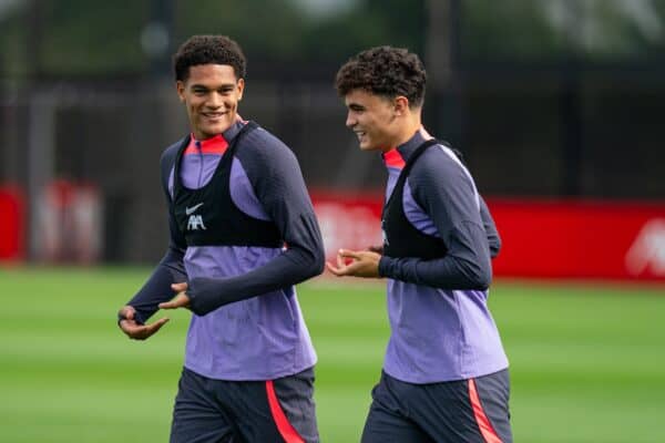 LIVERPOOL, ENGLAND – Mittwoch, 20. September 2023: Jarell Quansah (L) und Stefan Bajcetic aus Liverpool während einer Trainingseinheit im AXA Training Center vor dem UEFA Europa League-Gruppe-E-Spiel zwischen LASK und Liverpool FC.  (Bild von Andrew Yeats/Propaganda)