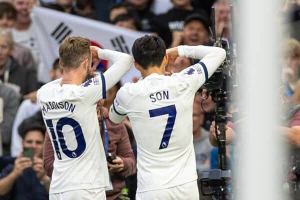 LONDON, ENGLAND – Samstag, 30. September 2023: Tottenham Hotspurs Kapitän Son Heung-min (R) feiert mit Teamkollege James Maddison, nachdem er beim FA Premier League-Spiel zwischen Tottenham Hotspur FC und Liverpool FC im Tottenham Hotspur das Eröffnungstor erzielt hat Stadion.  (Bild von David Rawcliffe/Propaganda)