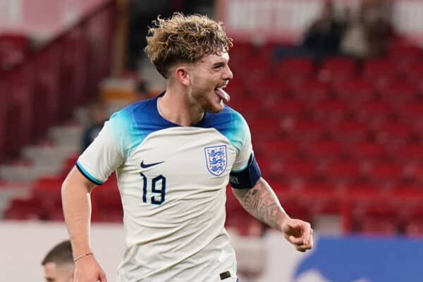 NOTTINGHAM, ENGLAND – Donnerstag, 12. Oktober 2023: Der Engländer Harvey Elliott feiert, nachdem er beim UEFA-U21-Europameisterschafts-Qualifikationsspiel der Gruppe F 2025 zwischen England und Serbien auf dem City Ground das neunte Tor geschossen hat.  England gewann 9:1.  (Foto von David Rawcliffe/Propaganda)