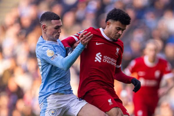 MANCHESTER, ENGLAND - Saturday, November 25, 2023: Liverpool's Luis Diaz (R) is challenged by Manchester City's Phil Foden during the FA Premier League match between Manchester City FC and Liverpool FC at the City of Manchester Stadium. (Photo by David Rawcliffe/Propaganda)