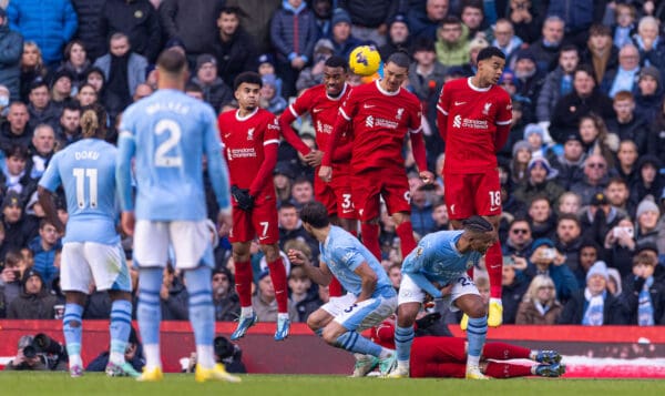 MANCHESTER, ENGLAND - Saturday, November 25, 2023: Liverpool's (L-R) Luis Díaz, Ryan Gravenberch, Darwin Núñez and Cody Gakpo form a defensive wall during the FA Premier League match between Manchester City FC and Liverpool FC at the City of Manchester Stadium. (Photo by David Rawcliffe/Propaganda)