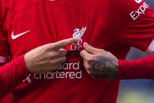 MANCHESTER, ENGLAND - Saturday, November 25, 2023: Liverpool's Darwin Núñez points to the Liver Bird on his shirt after the FA Premier League match between Manchester City FC and Liverpool FC at the City of Manchester Stadium. (Photo by David Rawcliffe/Propaganda)