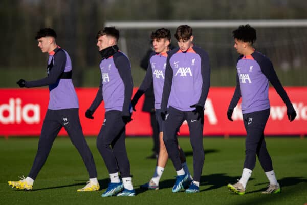 LIVERPOOL, ENGLAND – Mittwoch, 13. Dezember 2023: Liverpools Luke Chambers, Ben Doak, Lewis Koumas, James McConnell und Kaide Gordon während einer Trainingseinheit im AXA Training Centre vor dem Spiel der UEFA Europa League-Gruppe E zwischen Royale Union Saint-Gilloise und Liverpool FC. (Foto von Jessica Hornby/Propaganda)