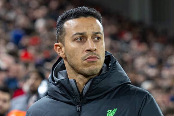 Liverpool, Inglaterra - Domingo 17 de diciembre de 2023: Thiago Alcántara del Liverpool resulta herido antes del partido de la FA Premier League entre el Liverpool FC y el Manchester United FC en Anfield.  El partido terminó en empate sin goles.  (Foto de David Rawcliffe/Publicidad)