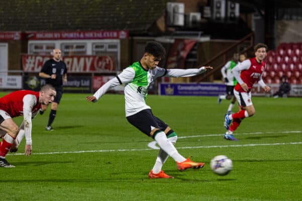 FLEETWOOD, ENGLAND – Dienstag, 19. Dezember 2023: Liverpools Trent Kone-Doherty schießt während des Spiels der 3. Runde des FA Youth Cup zwischen Fleetwood Town FC U18 und Liverpool FC U18 im Highbury Stadium. Liverpool gewann 2:1. (Foto von David Rawcliffe/Propaganda)