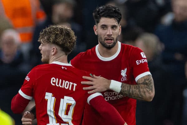 LIVERPOOL, ENGLAND - MITTWOCH, 20. DEZEMBER 2023: Liverpools Dominik Szoboszlai (rechts) feiert, nachdem er beim Viertelfinalspiel des Football League Cup zwischen Liverpool und West Ham United in Anfield das Eröffnungstor erzielt hat.  (Foto von David Rawcliffe/Propaganda)