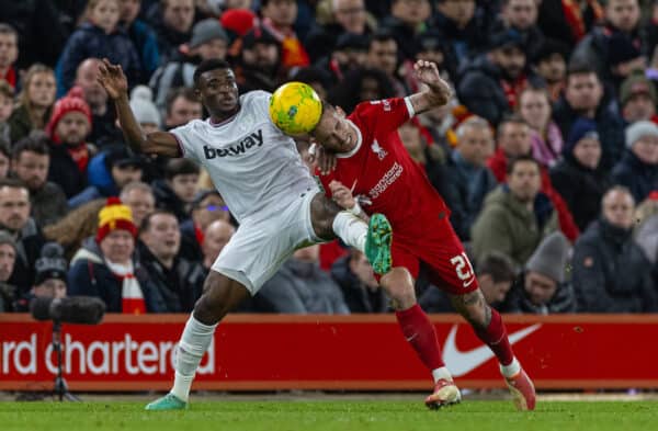 LIVERPOOL, ANGLETERRE - MERCREDI 20 DÉCEMBRE 2023 : Kostas Tsimikas (à droite) de Liverpool est défié par Mohamed Kuddous de West Ham United lors du quart de finale de la coupe de la Ligue de football entre Liverpool et West Ham United à Anfield.  (Photo de David Rawcliffe/Propagande)