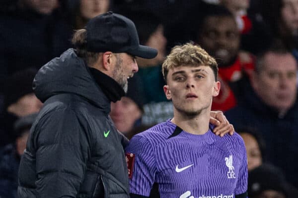 LONDON, ENGLAND - Sunday, January 7, 2024: Liverpool's manager Jürgen Klopp prepares to bring on substitute Bobby Clark during the FA Cup 3rd Round match between Arsenal FC and Liverpool FC at the Emirates Stadium. Liverpool won 2-0. (Photo by David Rawcliffe/Propaganda)