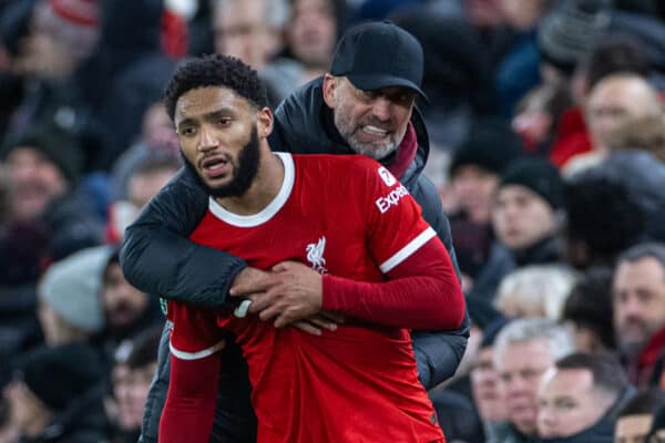 Liverpool, England – Mittwoch, 10. Januar 2024: Liverpool-Trainer Jürgen Klopp und Joe Gomez während des Hinspiels des Football League Cup-Halbfinales zwischen Liverpool und Fulham in Anfield.  Liverpool gewann 2:1.  (Foto von David Rawcliffe/Propaganda)