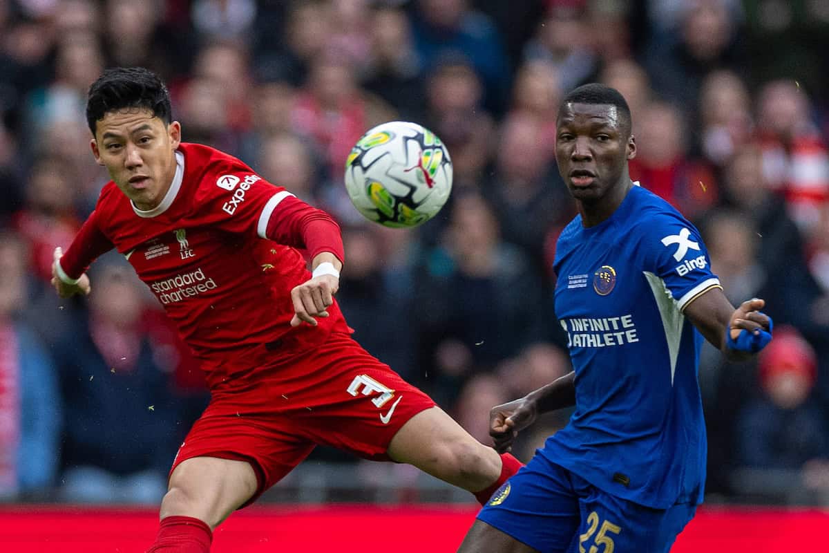 LONDON, ENGLAND – Sonntag, 25. Februar 2024: Liverpools Wataru End? (links) und Chelseas Moisés Caicedo während des Football League Cup-Finales zwischen Chelsea FC und Liverpool FC im Wembley-Stadion. Liverpool gewann nach Verlängerung mit 1:0. (Foto von David Rawcliffe/Propaganda)