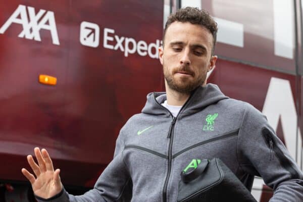 LONDON, ENGLAND – Sonntag, 21. April 2024: Liverpools Diogo Jota trifft vor dem FA Premier League-Spiel zwischen Fulham FC und Liverpool FC im Craven Cottage ein.  (Foto von David Rawcliffe/Propaganda)
