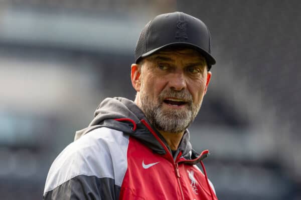 LONDON, ENGLAND - Sunday, April 21, 2024: Liverpool's manager Jürgen Klopp during the pre-match warm-up before the FA Premier League match between Fulham FC and Liverpool FC at Craven Cottage. Liverpool won 3-1. (Photo by David Rawcliffe/Propaganda)