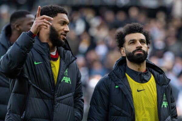 LONDON, ENGLAND - Sunday, April 21, 2024: Liverpool's substitutes Joe Gomez (L) and Mohamed Salah walk across the pitch before the FA Premier League match between Fulham FC and Liverpool FC at Craven Cottage. Liverpool won 3-1. (Photo by David Rawcliffe/Propaganda)