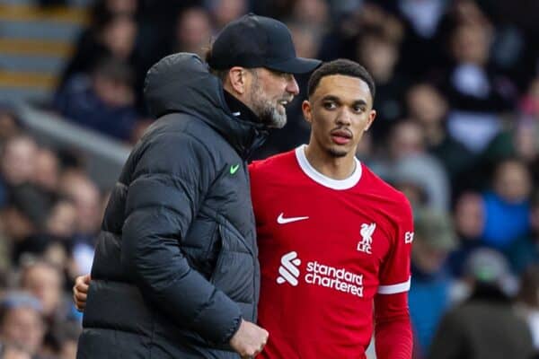 LONDON, ENGLAND – Sonntag, 21. April 2024: Liverpools Trainer Jürgen Klopp umarmt Trent Alexander-Arnold während des FA Premier League-Spiels zwischen Fulham FC und Liverpool FC im Craven Cottage. Liverpool gewann 3:1. (Foto von David Rawcliffe/Propaganda)