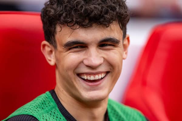 LIVERPOOL, ENGLAND – Sonntag, 5. Mai 2024: Liverpools Ersatzspieler Stefan Bajcetic auf der Bank vor dem FA Premier League-Spiel zwischen Liverpool FC und Tottenham Hotspur FC in Anfield. Liverpool gewann 4:2. (Foto von Ryan Brown/Propaganda)