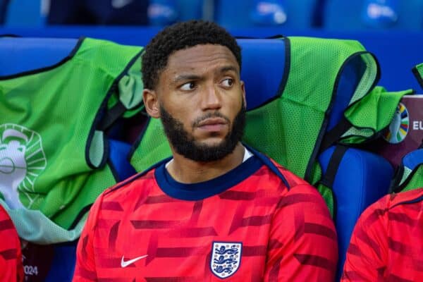 GELSENKIRCHEN, DEUTSCHLAND - Sonntag, 16. Juni 2024: Englands Joe Gomez auf der Bank vor dem Spiel der Gruppe C der UEFA Euro 2024 zwischen Serbien und England in der Arena AufSchalke. England gewann 1:0. (Foto von David Rawcliffe/Propaganda)