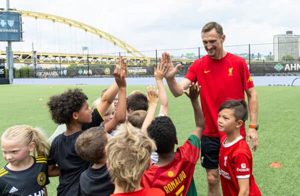 PITTSBURGH – Dienstag, 23. Juli 2024: Der ehemalige Liverpool-Spieler Sami Hyypiä während einer Veranstaltung der LFC Foundation im Highmark Stadium während der Saisonvorbereitungstour des Vereins durch die USA. (Foto von David Rawcliffe/Propaganda)