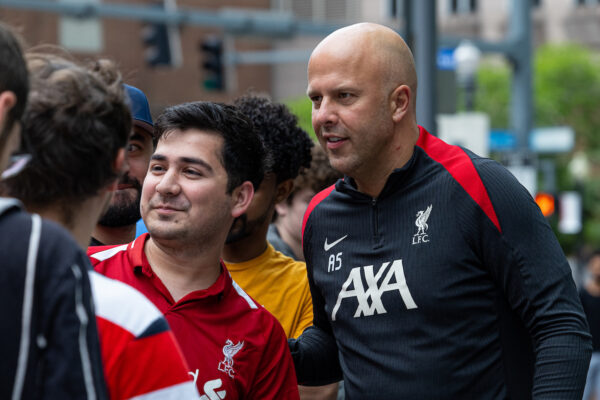 PITTSBURGH - Tuesday, July 23, 2024: Liverpool's head coach Arne Slot poses for selfies with supporters on his arrival at the team hotel after the team's second training session of the day on day one of the club's pre-season tour of the USA. (Photo by David Rawcliffe/Propaganda)