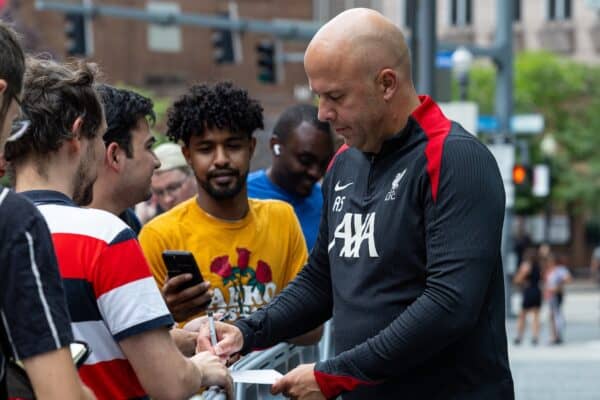 PITTSBURGH - Tuesday, July 23, 2024: Liverpool's head coach Arne Slot signs autographs for supporters on his arrival at the team hotel after the team's second training session of the day on day one of the club's pre-season tour of the USA. (Photo by David Rawcliffe/Propaganda)