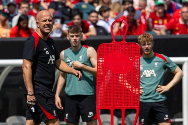PHILADELPHIA – Sonntag, 28. Juli 2024: Liverpools Cheftrainer Arne Slot während einer öffentlichen Trainingseinheit im Lincoln Financial Field am fünften Tag der Saisonvorbereitungstour des Vereins durch die USA. (Foto von David Rawcliffe/Propaganda)