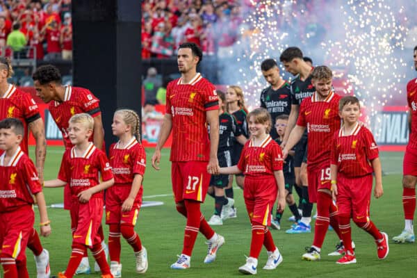 PHILADELPHIA - Wednesday, July 31, 2024: Liverpool's Curtis Jones walks out with a masot before a pre-season friendly match between Liverpool FC and Arsenal FC at the Lincoln Financial Field on day eight of the club's pre-season tour of the USA. Liverpool won 2-1. (Photo by David Rawcliffe/Propaganda)