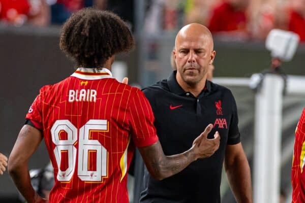 PHILADELPHIA - Wednesday, July 31, 2024: Liverpool's head coach Arne Slot prepares to bring on substitute Harvey Blair during a pre-season friendly match between Liverpool FC and Arsenal FC at the Lincoln Financial Field on day eight of the club's pre-season tour of the USA. Liverpool won 2-1. (Photo by David Rawcliffe/Propaganda)