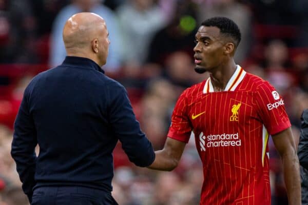 LIVERPOOL, ENGLAND – Sonntag, 25. August 2024: Liverpools Ryan Gravenberch umarmt Cheftrainer Arne Slot, als er während des FA Premier League-Spiels zwischen Liverpool FC und Brentford FC in Anfield ausgewechselt wird. Liverpool gewann 2:0. (Foto von David Rawcliffe/Propaganda)