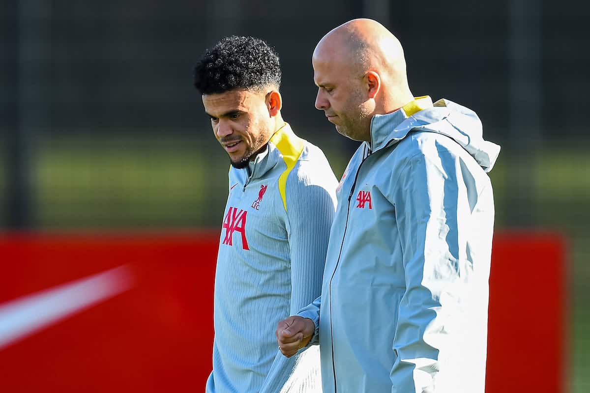 LIVERPOOL, ENGLAND - Tuesday, October 22, 2024: Liverpool's head coach Arne Slot (R) chats with Luis Díaz during a training session at the AXA Training Centre ahead of the UEFA Champions League match between RB Leipzig and Liverpool FC. (Photo by David Rawcliffe/Propaganda)