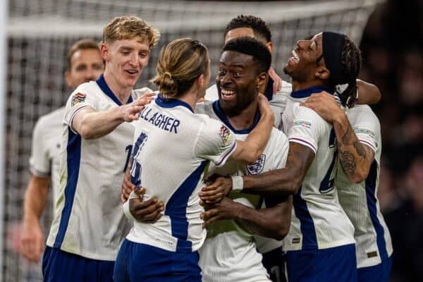 Londres, Royaume-Uni - Dimanche 17 novembre 2024: British Connor Gallagher (deuxième de L) célèbre avec son coéquipier Marc Gehi (C) après avoir marqué le troisième but du groupe B2 du groupe B2 de la Ligue des Nations de l'UEFA entre la République d'Irlande au stade de Wembley. L'Angleterre a gagné 5-0. (Photo: David Rawcliffe / Propagande)