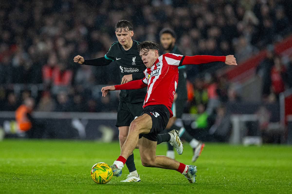 SOUTHAMPTON, ENGLAND - Tuesday, December 17, 2024: Liverpool's Tyler Morton (L) is challenged by Southampton's Tyler Dibling during the Football League Cup Quarter-Final match between Southampton FC and Liverpool FC at St Mary's Stadium. (Photo by David Rawcliffe/Propaganda)