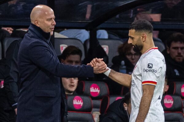 BOURNEMOUTH, ENGLAND - Saturday, February 1, 2025: Liverpool's head coach Arne Slot shakes hands with two-goal hero Mohamed Salah as he is substituted during the FA Premier League match between AFC Bournemouth and Liverpool FC at Dean Court. Liverpool won 2-0. (Photo by David Rawcliffe/Propaganda)