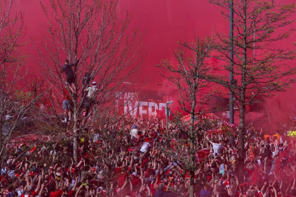 LIVERPOOL, ENGLAND - Sunday, April 27, 2025: Liverpool supporters set off red smoke bombs as they welcome the team bus before the FA Premier League match between Liverpool FC and Tottenham Hotspur FC at Anfield. (Photo by David Rawcliffe/Propaganda)