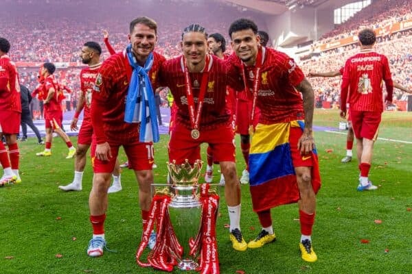 LIVERPOOL, ENGLAND - Sunday, May 25, 2025: Liverpool's (L-R) Alexis Mac Allister, Darwin Núñez, Luis Díaz with the trophy, as the team celebrate becoming Champions for the 20th time, after the FA Premier League match between Liverpool FC and Crystal Palace FC at Anfield. (Photo by David Rawcliffe/Propaganda)