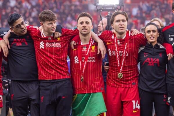 LIVERPOOL, ENGLAND - Sunday, May 25, 2025: Liverpool players and staff come together to sing "You'll Never Walk Alone" after the FA Premier League match between Liverpool FC and Crystal Palace FC at Anfield. (Photo by David Rawcliffe/Propaganda)
