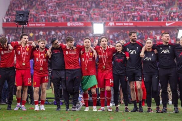 LIVERPOOL, ENGLAND - Sunday, May 25, 2025: Liverpool players and staff come together to sing "You'll Never Walk Alone" after the FA Premier League match between Liverpool FC and Crystal Palace FC at Anfield. (Photo by David Rawcliffe/Propaganda)