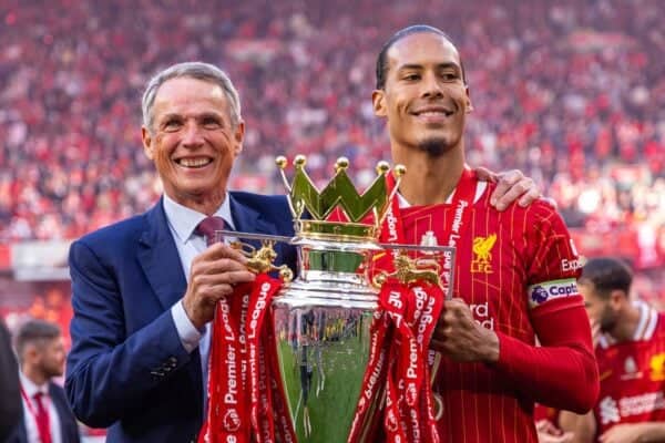 LIVERPOOL, ENGLAND - Sunday, May 25, 2025: Liverpool's captain Virgil van Dijk (R) with former captain Alan Hansen as they celebrate with the trophy after the FA Premier League match between Liverpool FC and Crystal Palace FC at Anfield. (Photo by David Rawcliffe/Propaganda)