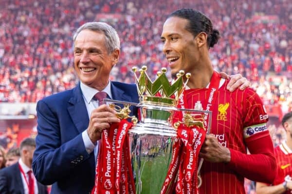 LIVERPOOL, ENGLAND - Sunday, May 25, 2025: Liverpool's captain Virgil van Dijk (R) with former captain Alan Hansen as they celebrate with the trophy after the FA Premier League match between Liverpool FC and Crystal Palace FC at Anfield. (Photo by David Rawcliffe/Propaganda)