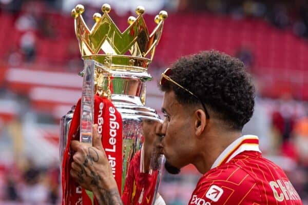 LIVERPOOL, ENGLAND - Sunday, May 25, 2025: Liverpool's Luis Díaz kisses the trophy, as the team celebrate becoming Champions for the 20th time, after the FA Premier League match between Liverpool FC and Crystal Palace FC at Anfield. (Photo by David Rawcliffe/Propaganda)