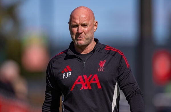 KIRKBY, INGLATERRA - Domingo 21 de septiembre de 2025: Robert Page, entrenador principal del Liverpool Sub-21, durante el partido de la Premier League 2 entre el Liverpool FC Sub-21 y el Manchester United FC Sub-21 en la Academia de Liverpool. (Foto de David Rawcliffe/Propaganda)