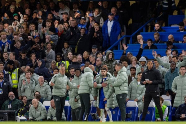 LONDON, ENGLAND - Saturday, October 4, 2025: Chelsea bench celebrate after scoring the second goal during the FA Premier League match between Chelsea FC and Liverpool FC at Stamford Bridge. Chelsea won 2-1. (Photo by David Rawcliffe/Propaganda)