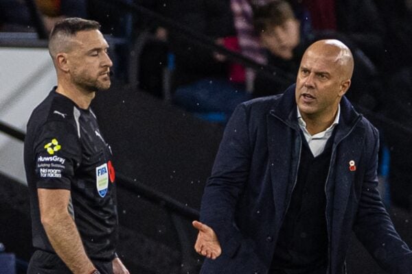 MANCHESTER, ENGLAND - Sunday, November 9, 2025: Liverpool's head coach Arne Slot complains to assistant referee Dan Cook about Virgil van Dijk's goal that was ruled offside by VAR during the FA Premier League match between Manchester City FC and Liverpool FC at the City of Manchester Stadium. Man City won 3-0. (Photo by David Rawcliffe/Propaganda)