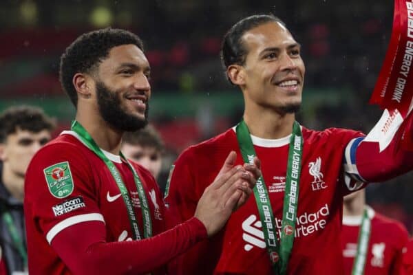 LONDON, ENGLAND – Sonntag, 25. Februar 2024: Virgil van Dijk, Kapitän von Liverpool, posiert mit der Trophäe mit Ibrahim Konate und Joe Gomez nach dem Finale des Football League Cups zwischen Chelsea FC und Liverpool FC im Wembley-Stadion. (Foto von Peter Powell/Propaganda)